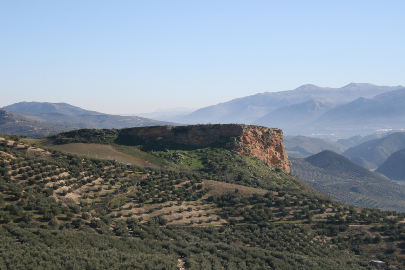 Imagen principal - El poblado prehistórico de Granada cuyas murallas se ven desde el cielo