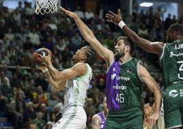 Pantzar penetra por la zona malagueña en el partido contra el Unicaja.