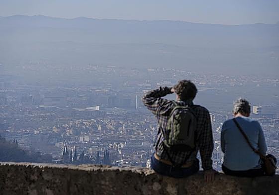 Vistas afectadas por la contaminación en la ciudad de Granada.