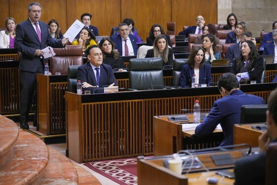 Juan Espadas se dirige al presidente de la Junta en un momento del cara a cara.