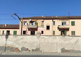 Los trabajos para soterrar las vías en Almería encuentran su primer escollo, las viviendas de la calle Ferrobús