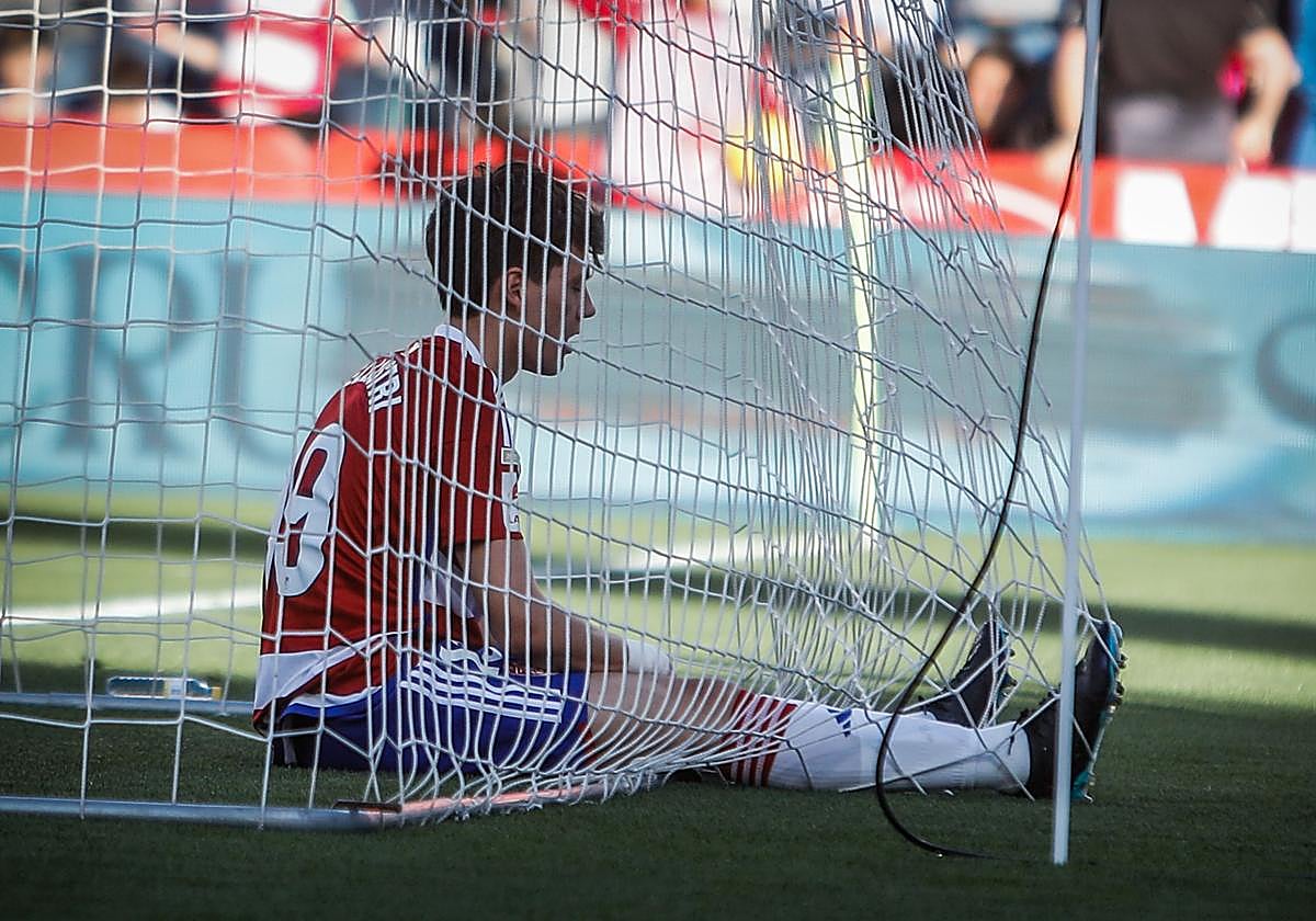 Facundo Pellistri, desolado entre las redes de Los Cármenes tras una ocasión en un partido anterior.