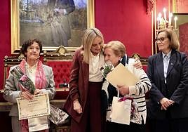 Entrega de las distinciones mujeres de todos los distritos en el Ayuntamiento