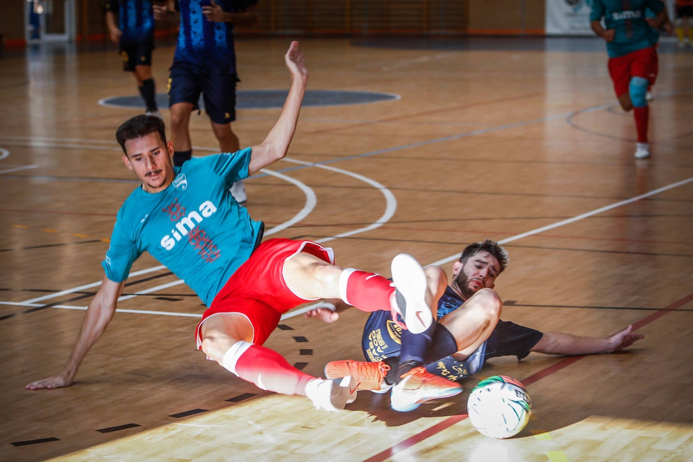 Un jugador del Sima Granada lucha por un balón dividido.