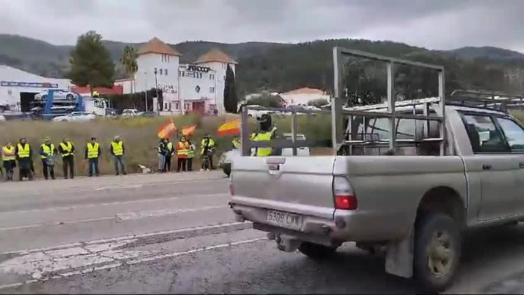 El corte de los agricultores en la N-322 en Puente de Génave