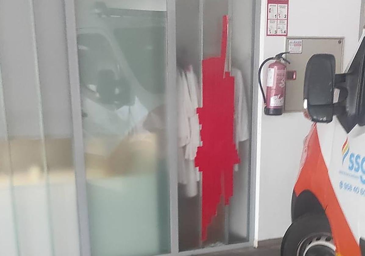 Estado en el que quedó el cristal roto por un paciente en el Clínico.