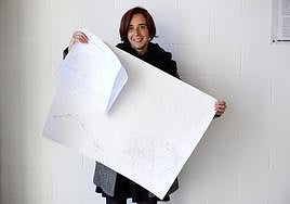 Ester Rodríguez Bailón posa con planos topográficos.