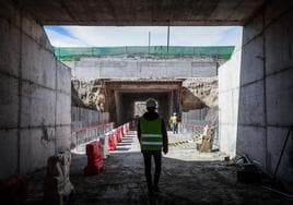 Las estructuras de hormigón que componen el paso ciclopeatonal por debajo de la autovía y del ramal de acceso.