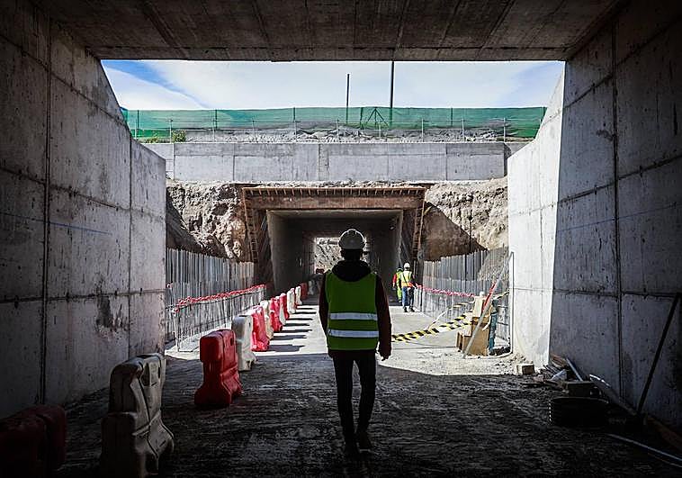 Las estructuras de hormigón que componen el paso ciclopeatonal por debajo de la autovía y del ramal de acceso.