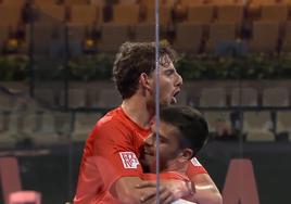 Mike Yanguas se abraza con Javi Garrido, subcampeones en Qatar tras un gran torneo.