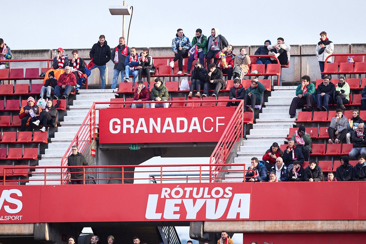 Encuéntrate en la grada en el partido entre Granada y Real Sociedad