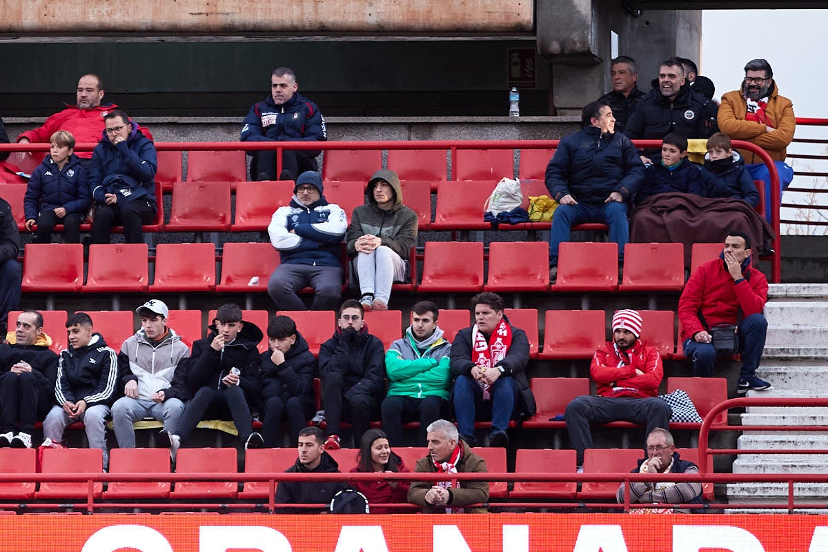 Encuéntrate en la grada en el partido entre Granada y Real Sociedad