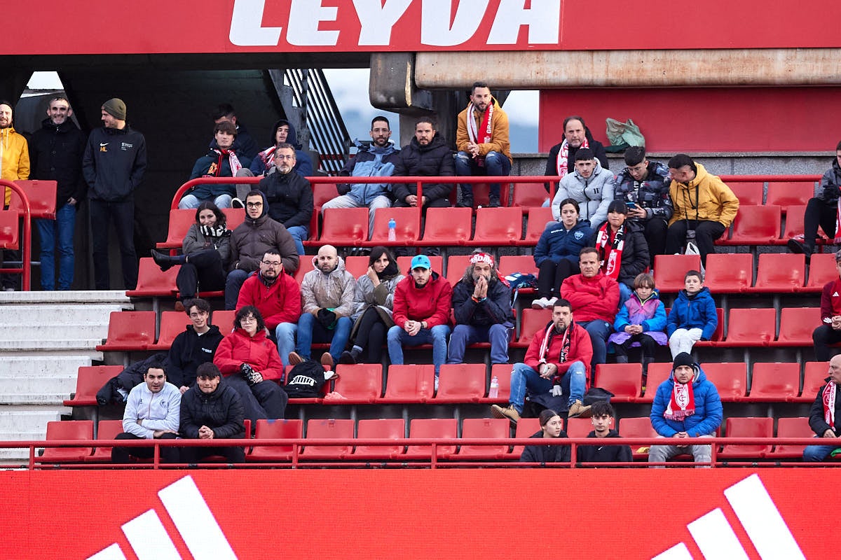 Encuéntrate en la grada en el partido entre Granada y Real Sociedad