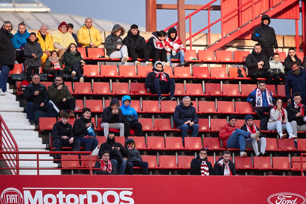 Encuéntrate en la grada en el partido entre Granada y Real Sociedad