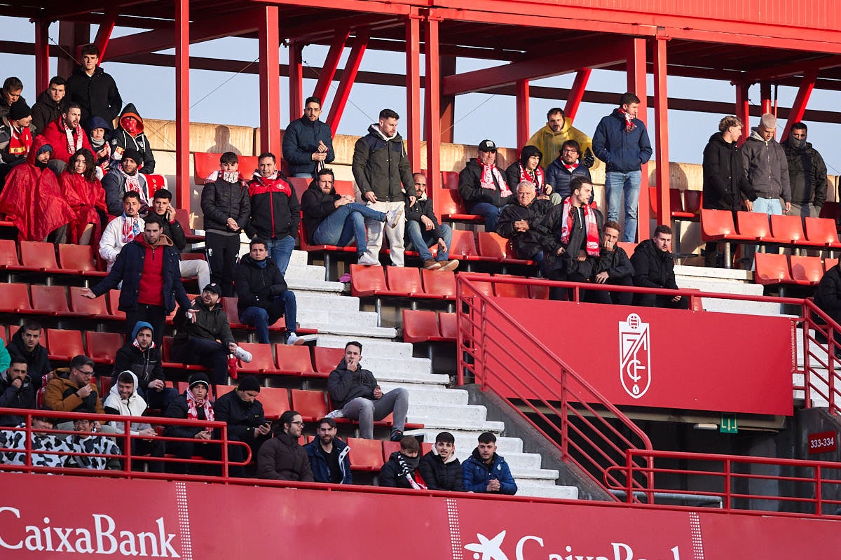 Encuéntrate en la grada en el partido entre Granada y Real Sociedad