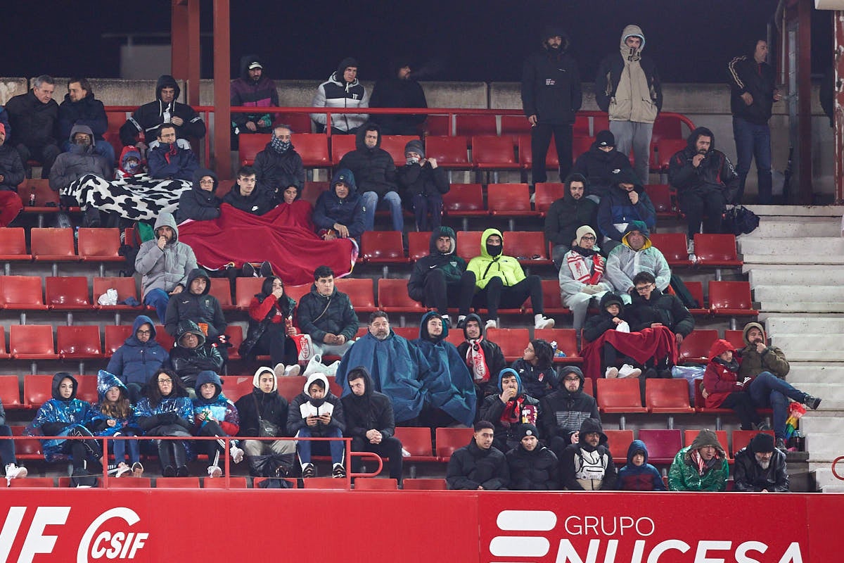 Encuéntrate en la grada en el partido entre Granada y Real Sociedad