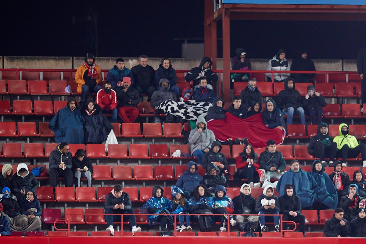 Encuéntrate en la grada en el partido entre Granada y Real Sociedad