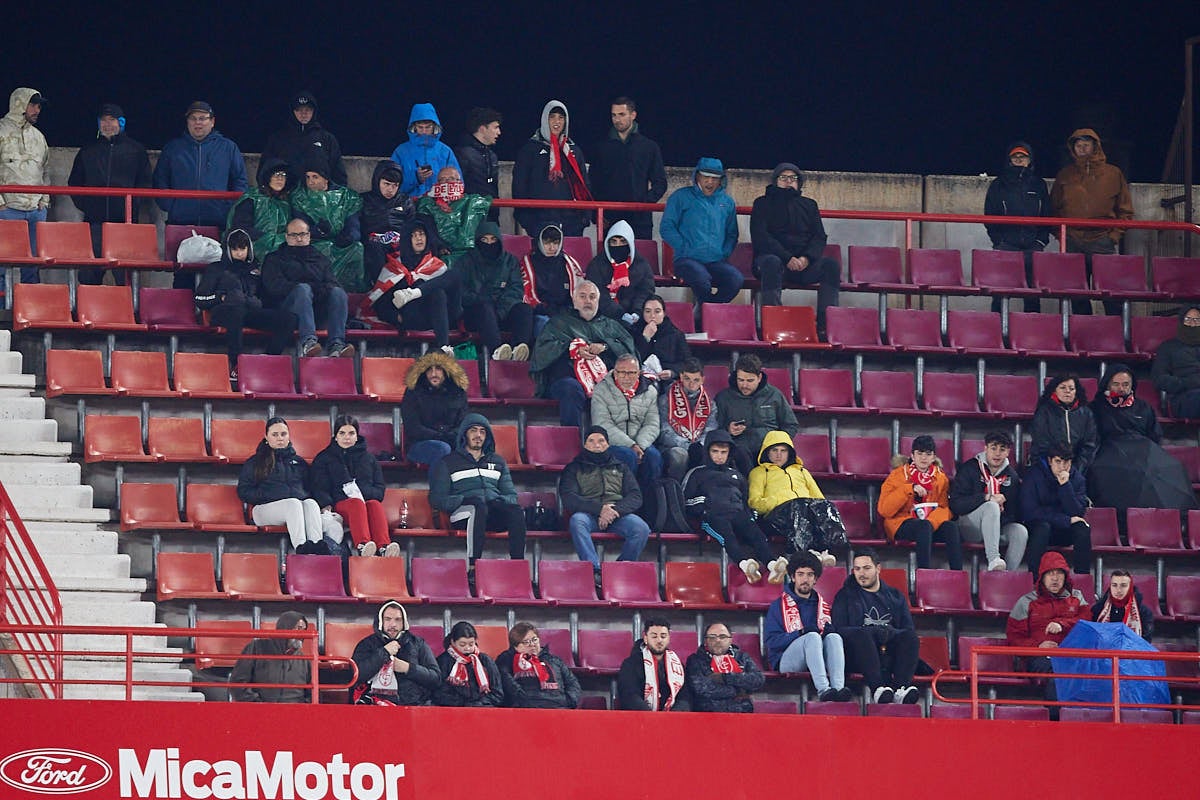 Encuéntrate en la grada en el partido entre Granada y Real Sociedad