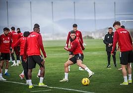 Theo Corbeanu, en mitad de un rondo durante el entrenamiento de este viernes.