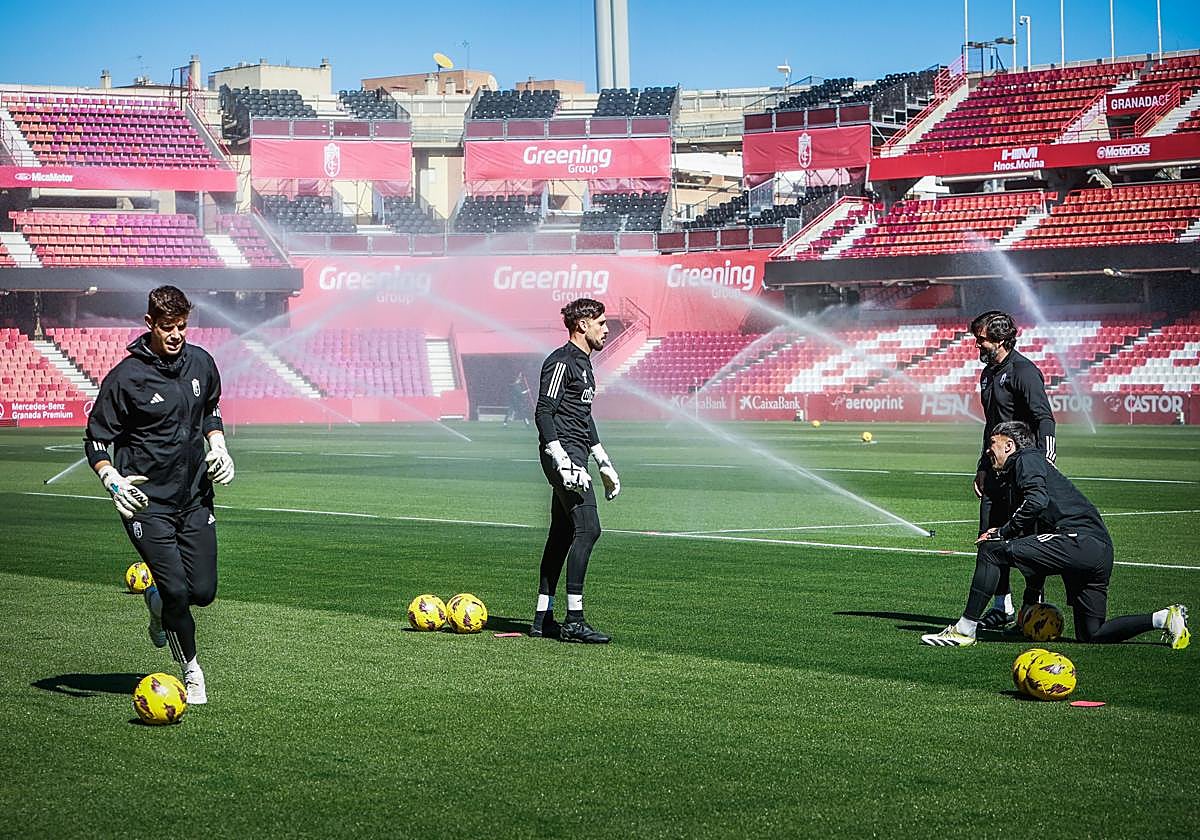 Raúl Fernández, a la izquierda, durante un entrenamiento en Los Cármenes.