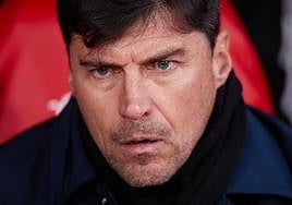 Alexander Medina, serio en su banquillo antes del partido.