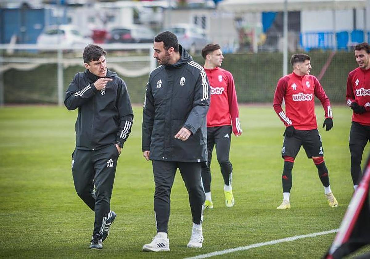Medina, a la izquierda, en su salida al entrenamiento junto a sus jugadores.