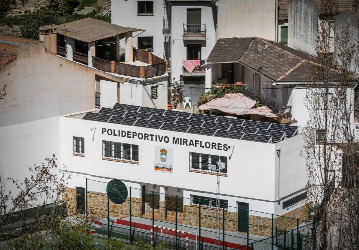 Polideportivo Miraflores donde están colocadas algunas placas de la comunidad del municipio.