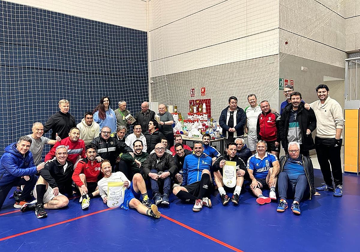 Participantes en el partido solidario que ha tenido lugar en el pabellón Martínez Esteban del Bulevar.