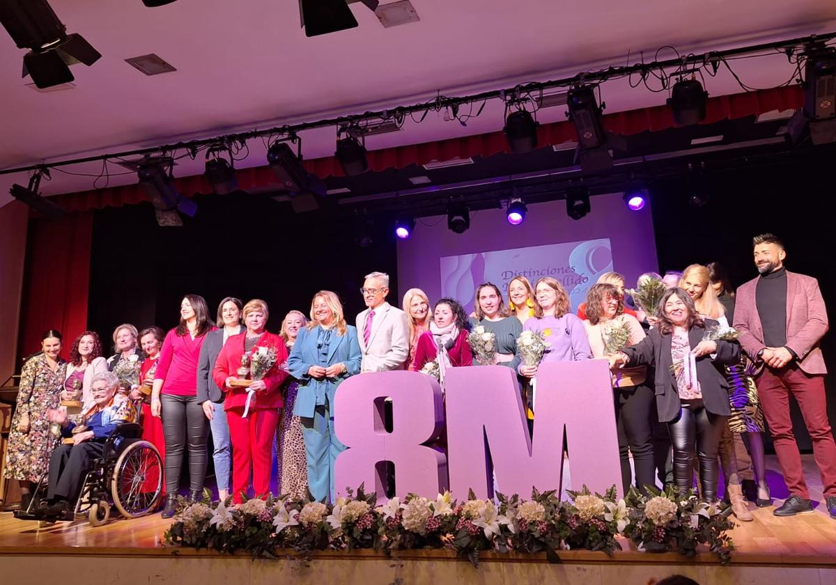 Foto de familia de las premiadas sobre el escenario.