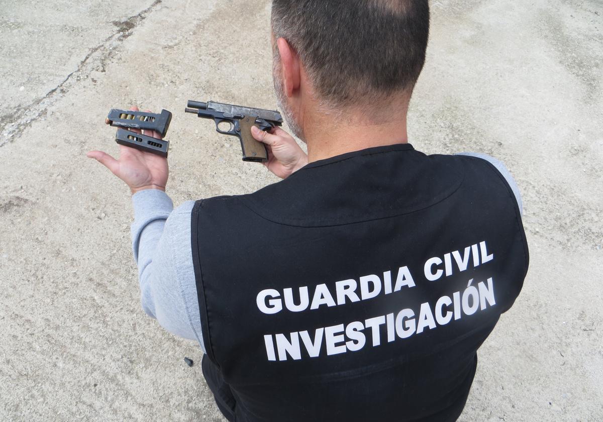 Pistola hallada durante los registros en la operación antidroga en Granada