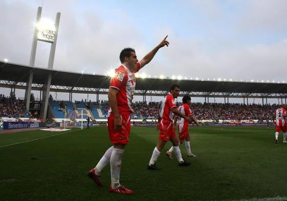 Álvaro Negredo recuerda su pasado rojiblanco y sevillista.