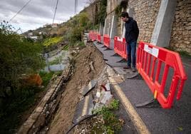 Un vecino pasea por la zona donde ha sucedido el derrumbe, en el Camino de Beas.