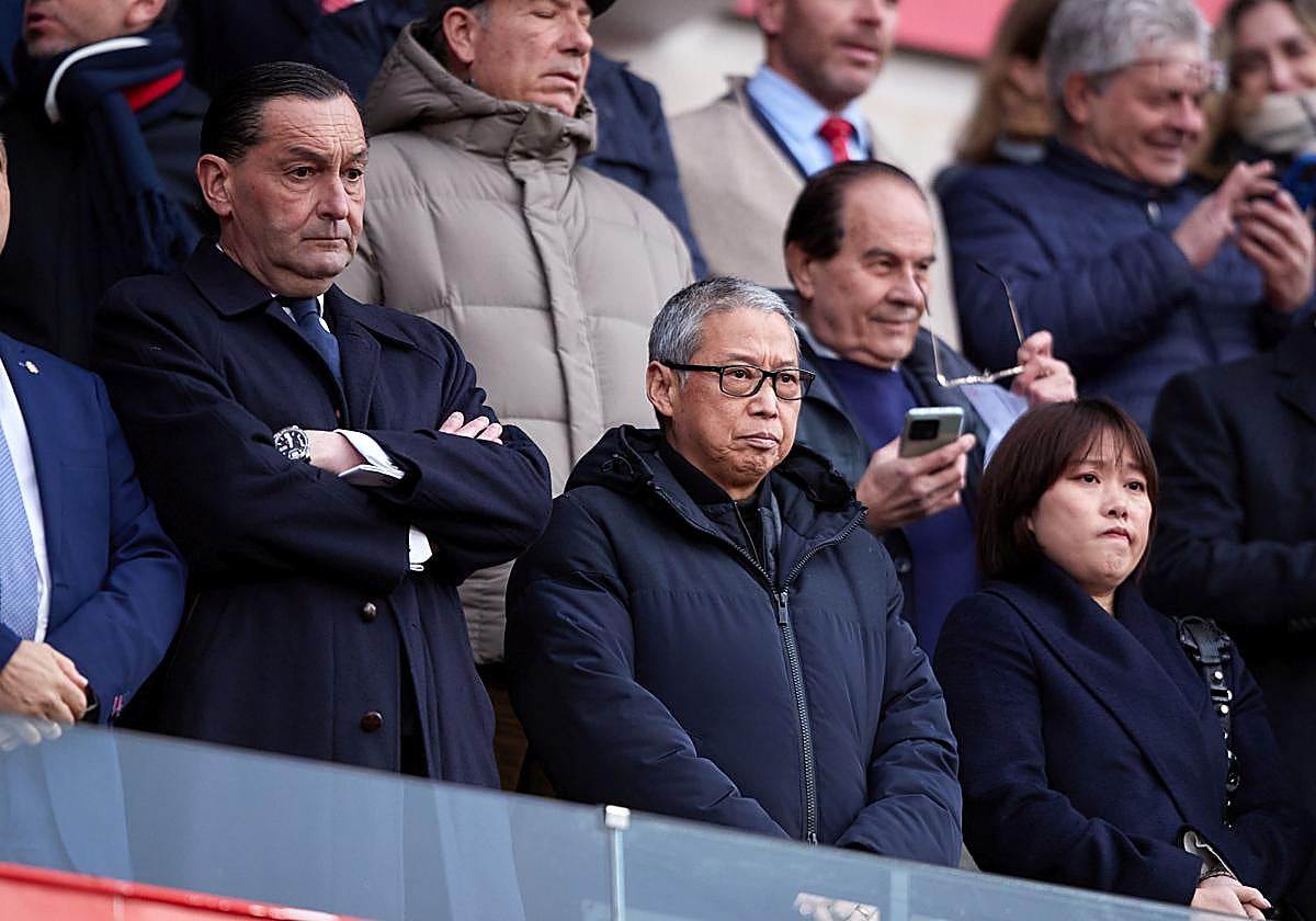 Alfredo Garcia Amado, Xiaohua Li y Sophia Yang, miembros del consejo de administración, en el palco.