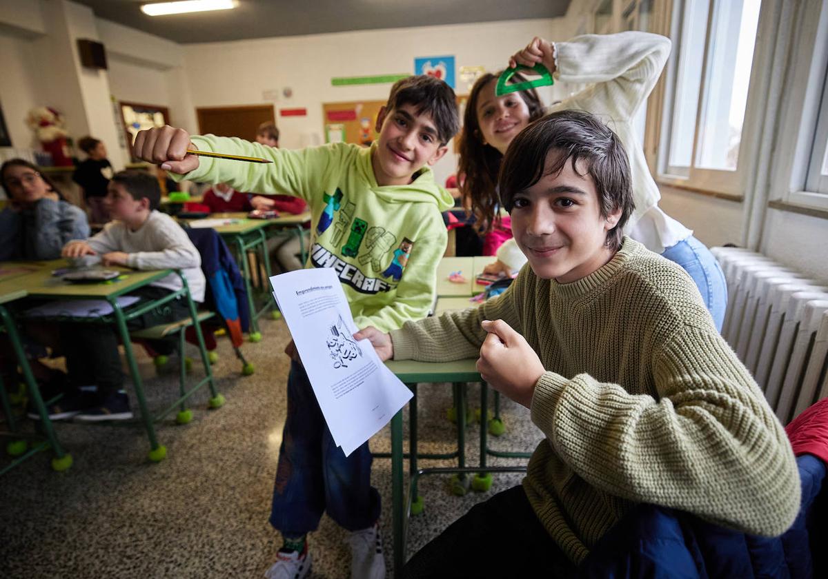 Alberto, Lisbeth y Rafa, durante una de las pruebas de la Olimpiada Matemática.