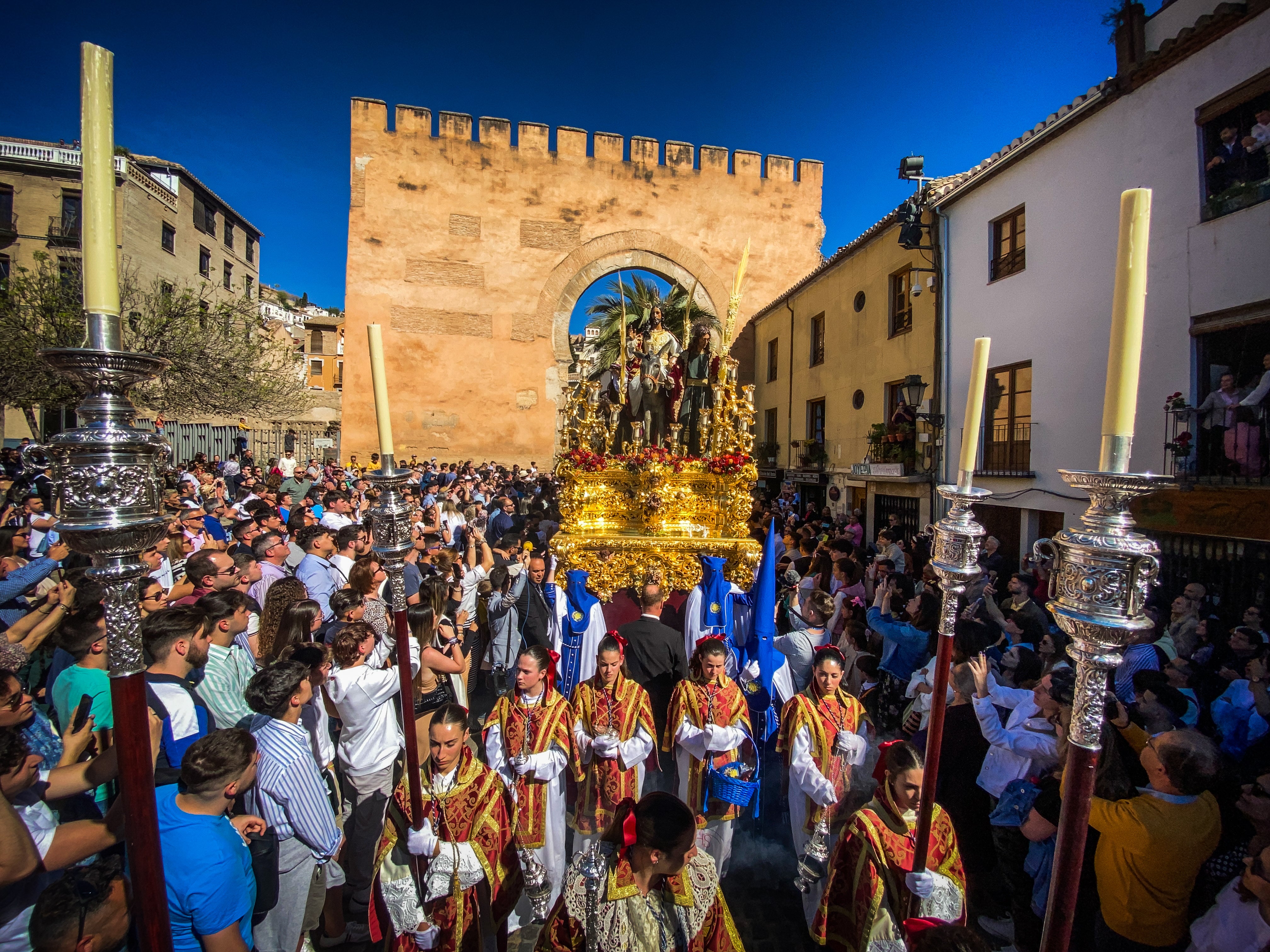 Borriquilla tras pasar el Arco de Elvira.