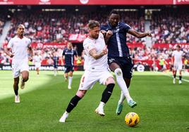 Sergio Ramos, solidez en la cobertura del Sevilla, pelea con Sadiq Umar.