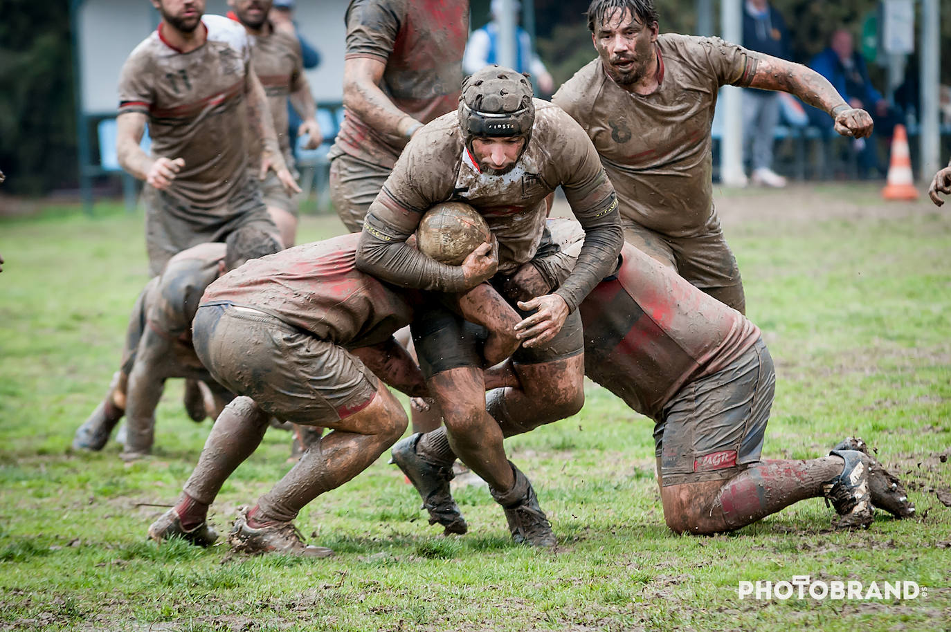Lance del partido que se disputó sobre un terreno muy embarrado.
