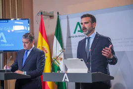 Los consejeros Antonio Sanz y Ramón Fernández-Pacheco, ayer tras el Consejo de Gobierno.
