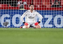 Augusto Batalla, resignado, tras un gol de la Rel Sociedad.