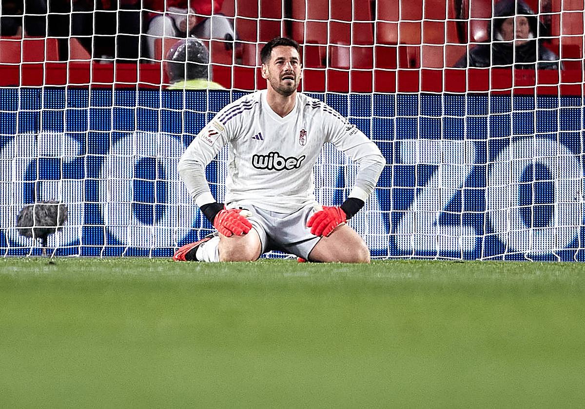 Augusto Batalla, resignado, tras un gol de la Rel Sociedad.