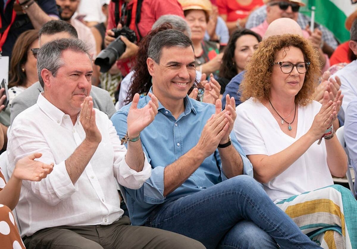 María López, exalcaldesa de Garrucha, en un mítin junto a Juan Espadas y Pedro Sánchez.