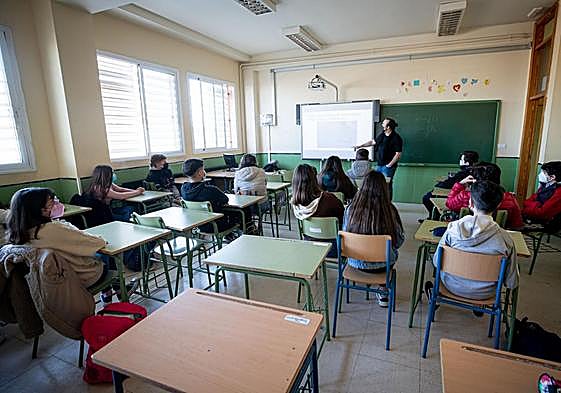 Alumnos y profesor en un aula del IES Aricel de Albolote.