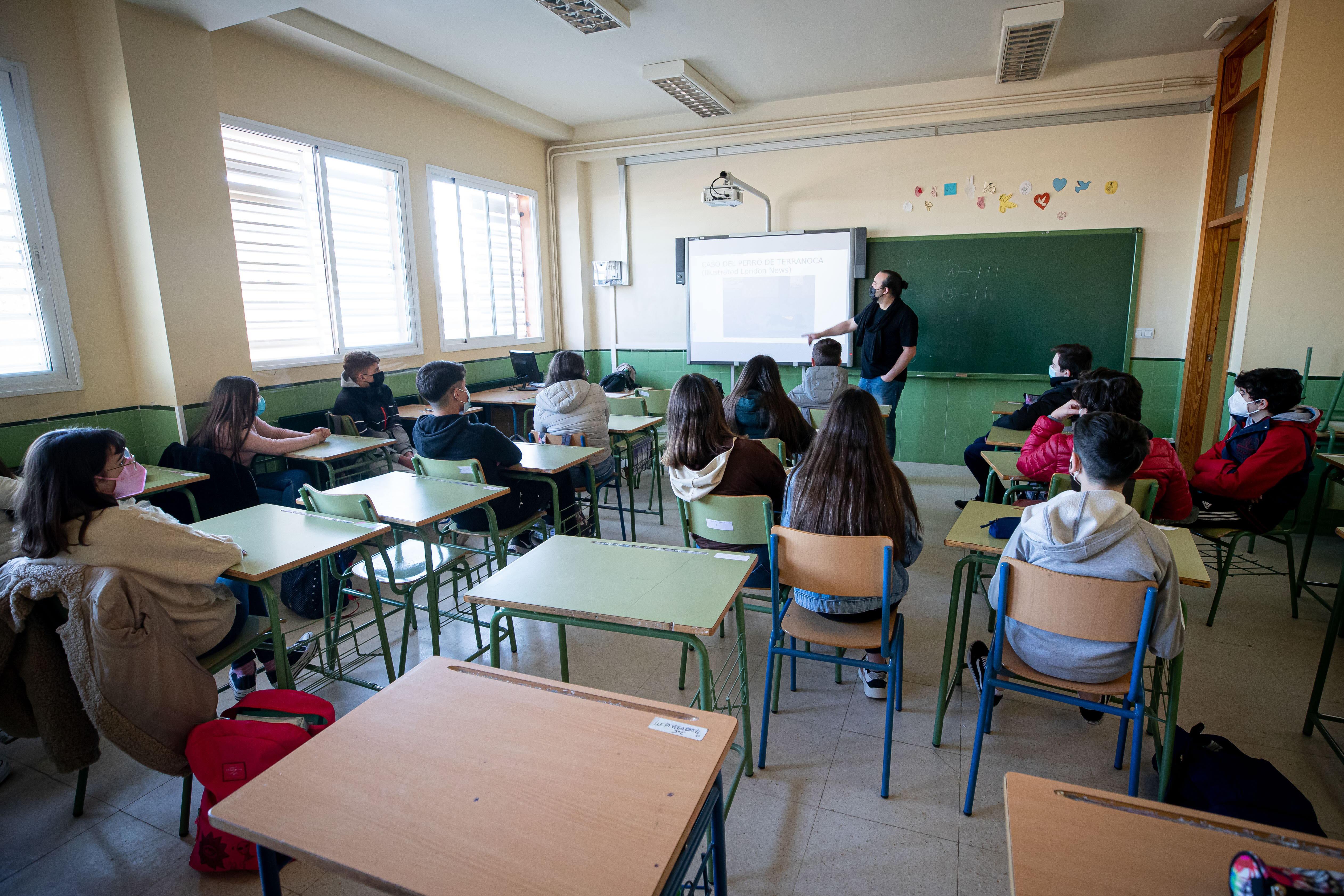 Alumnos y profesor en un aula del IES Aricel de Albolote.