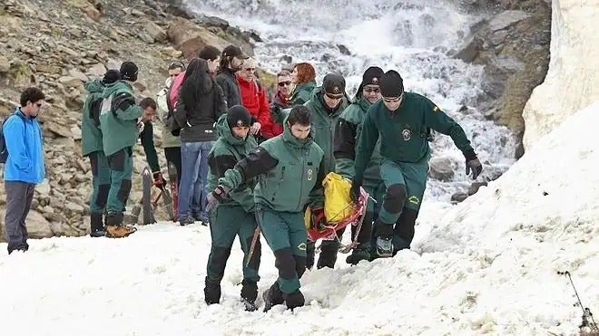 Agentes de la Guardia Civil trasladan el cuerpo de John Hogbin