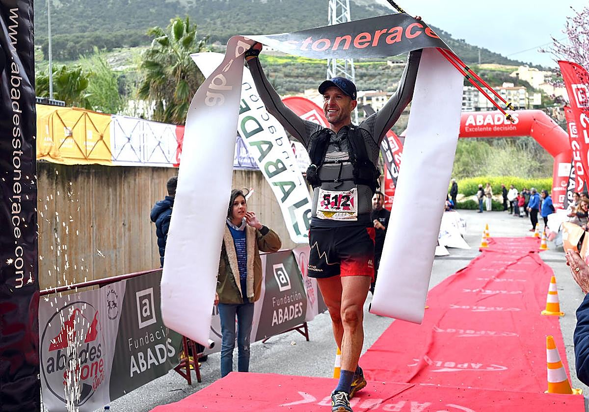 Salva Olivas celebra su triunfo en la carrera.