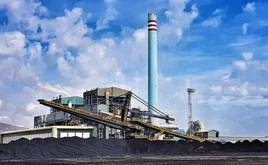 La chimenea de la central térmica Litoral en Carboneras.