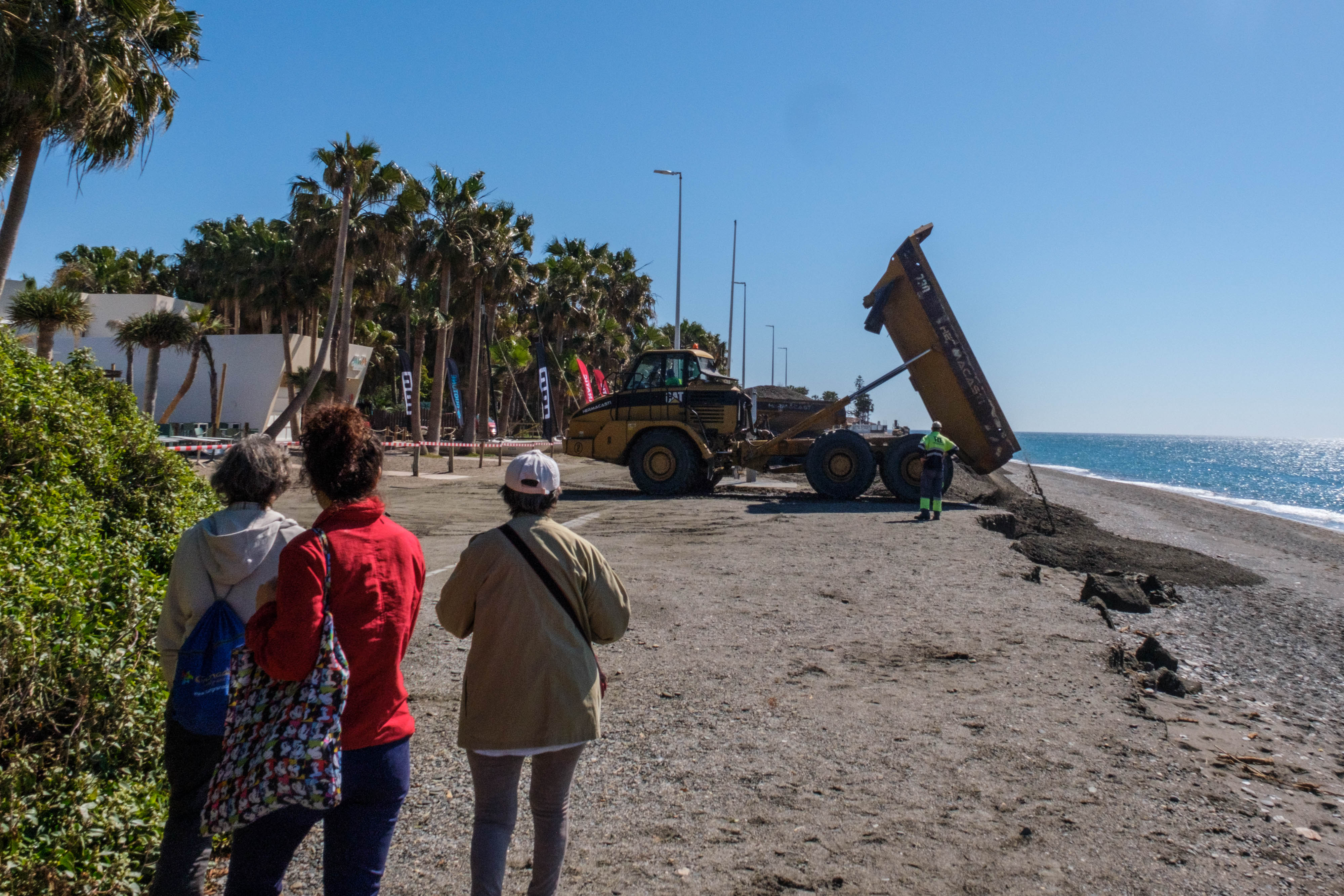 La puesta a punto de las playas de Granada de cara a Semana Santa, en imágenes