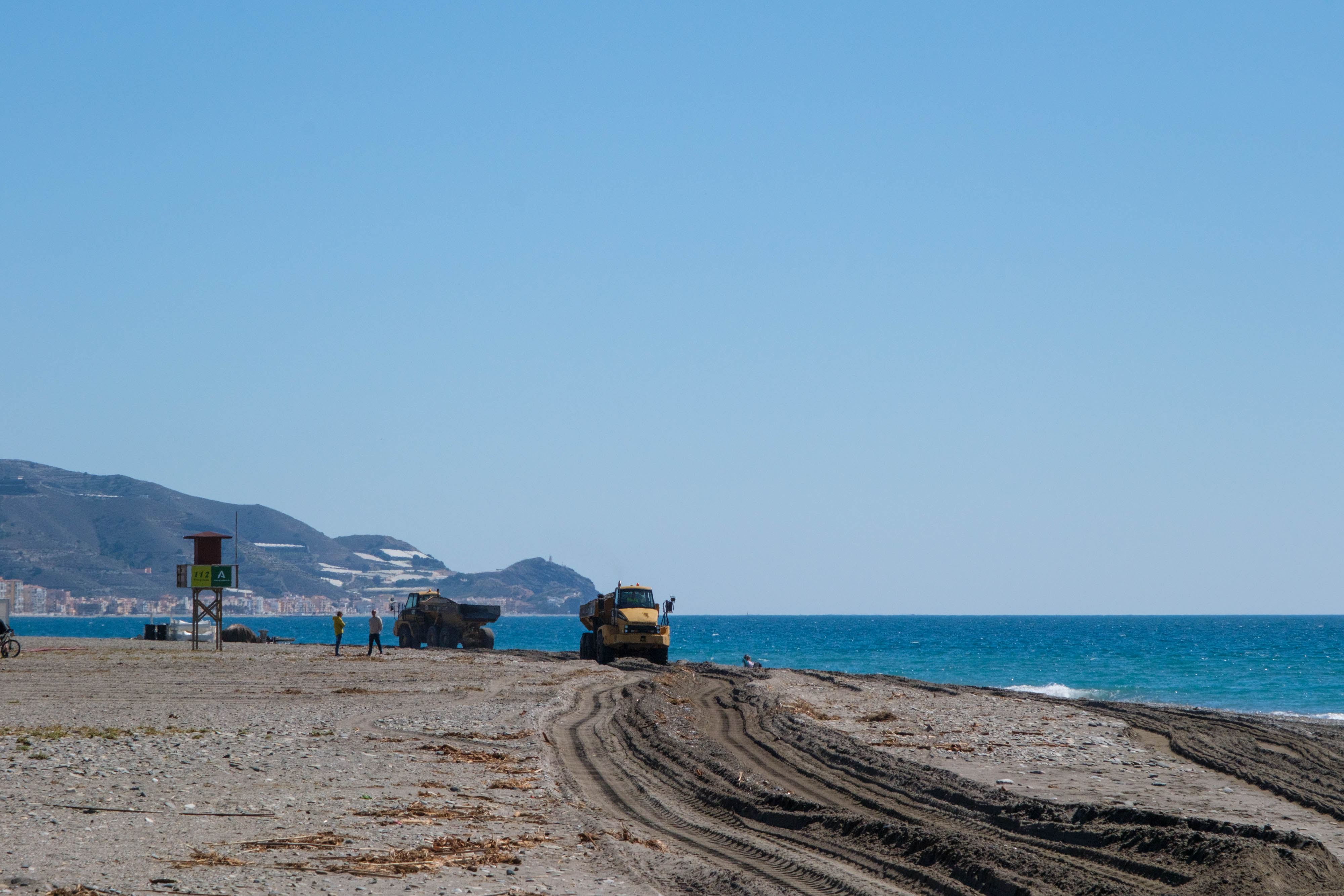 La puesta a punto de las playas de Granada de cara a Semana Santa, en imágenes