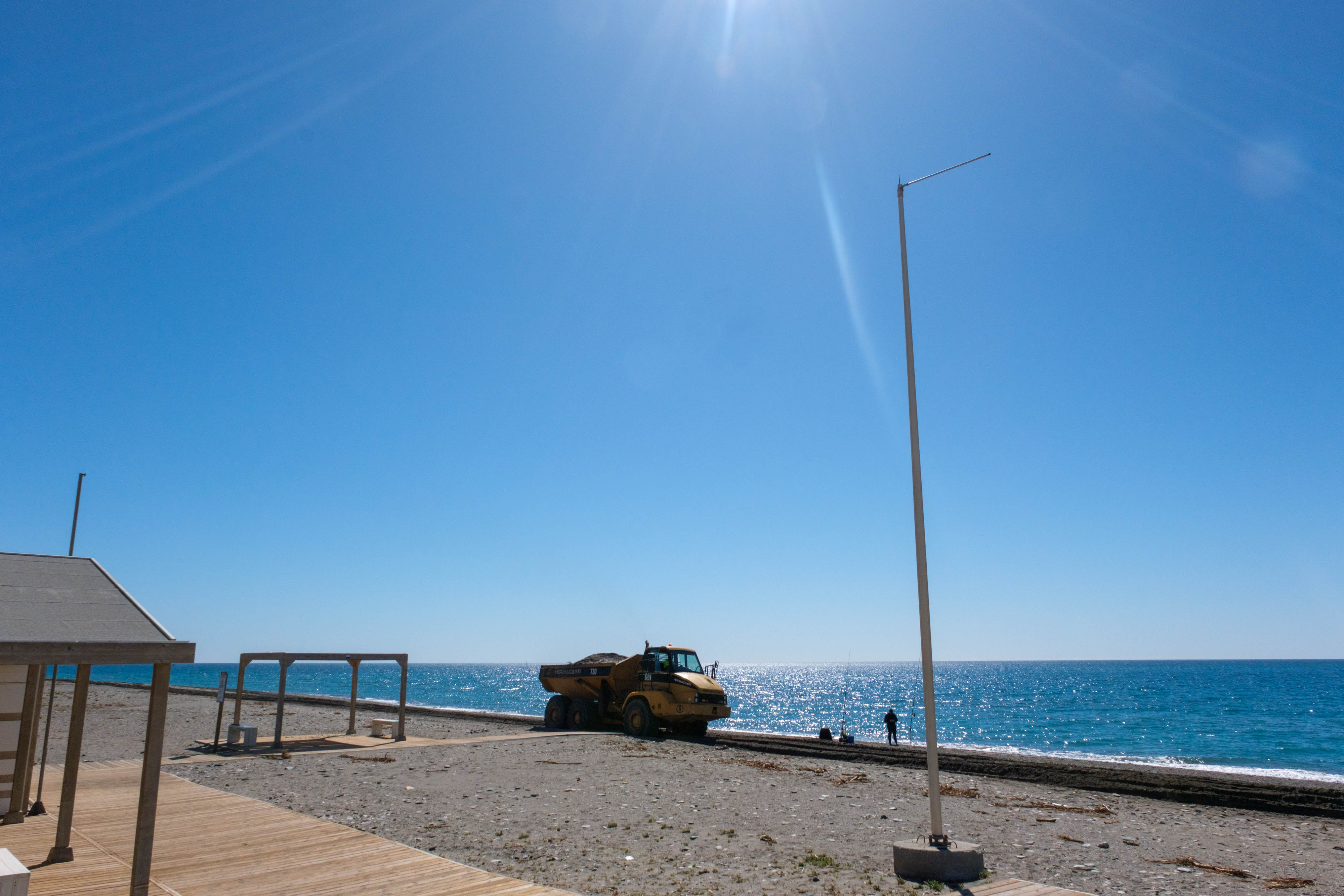 La puesta a punto de las playas de Granada de cara a Semana Santa, en imágenes