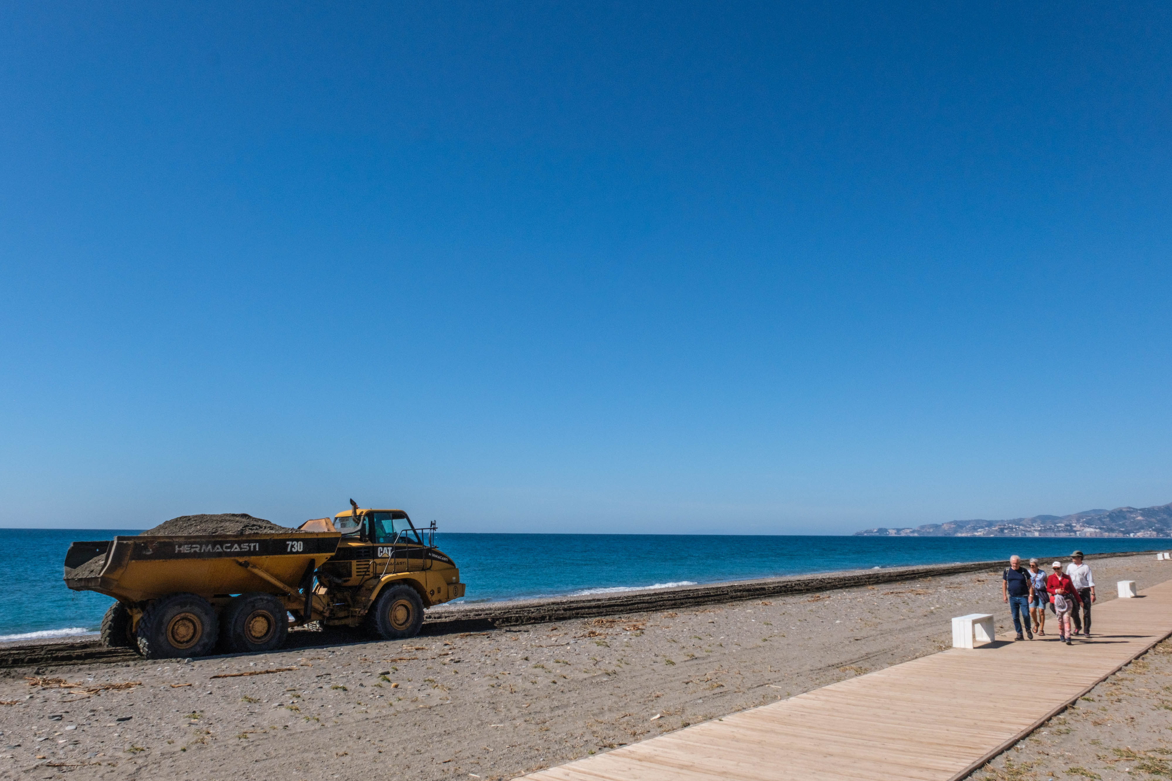 La puesta a punto de las playas de Granada de cara a Semana Santa, en imágenes